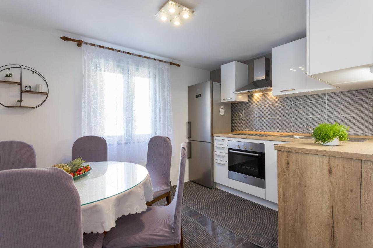 Apartments Lidija - Sea View Apartment With Exclusive Right Of Using Hot Tub Or Split Level Apartment With Exclusive Right Of Using Pool Подстрана Экстерьер фото